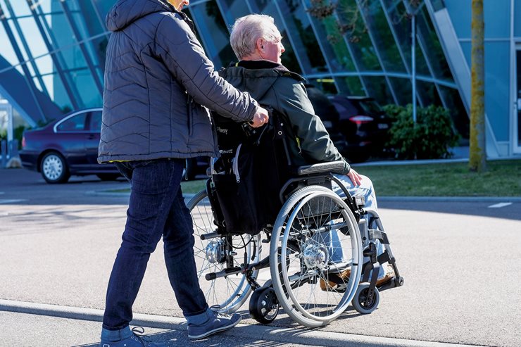 Enkel, fin sekk på stolens rygg